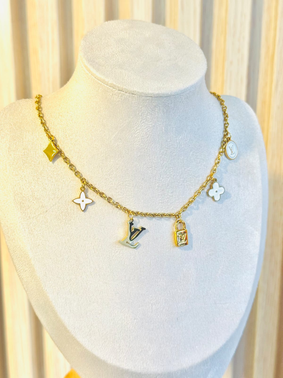 COLLAR FLORES LV