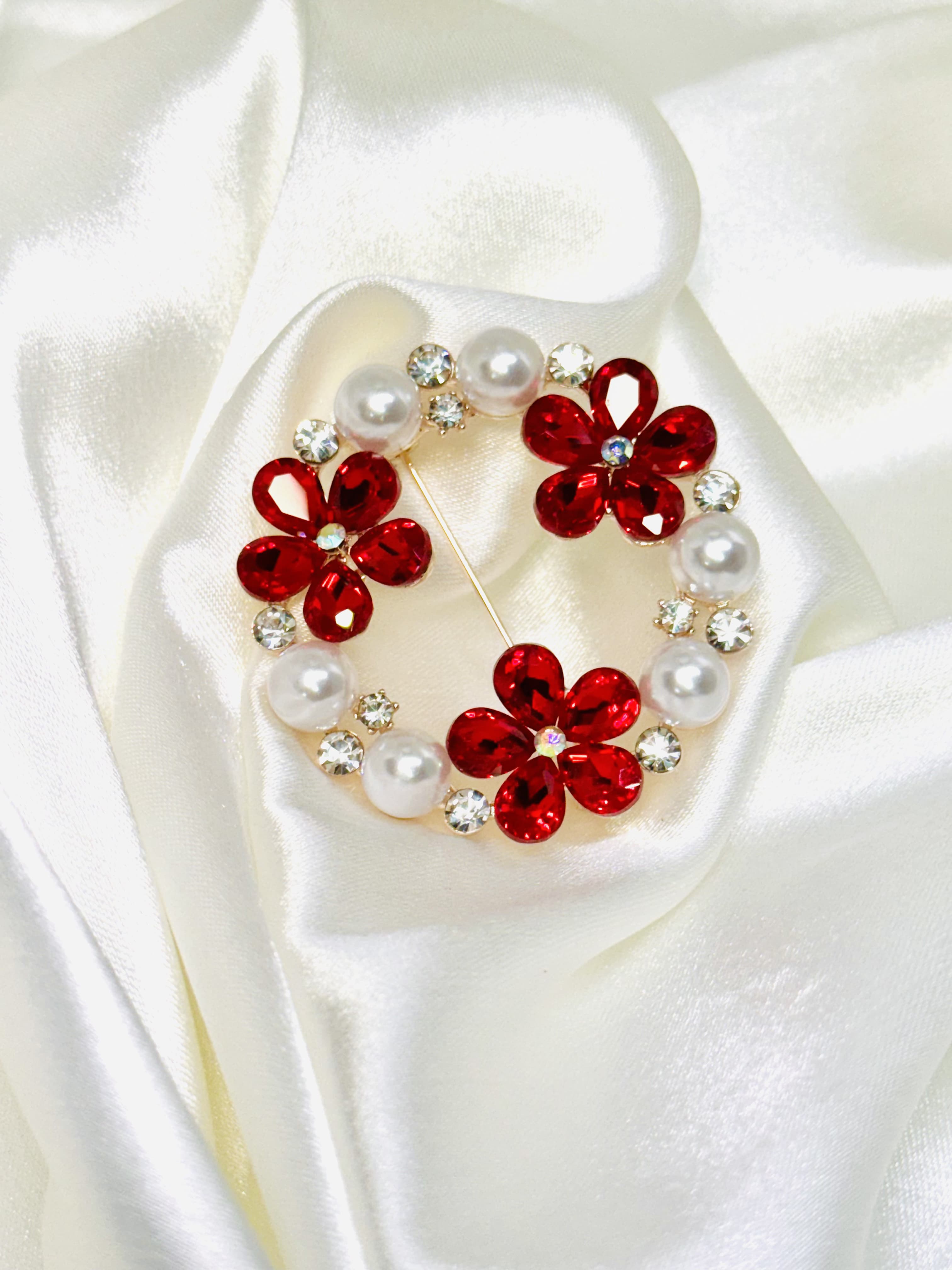 broche de flores rojas
