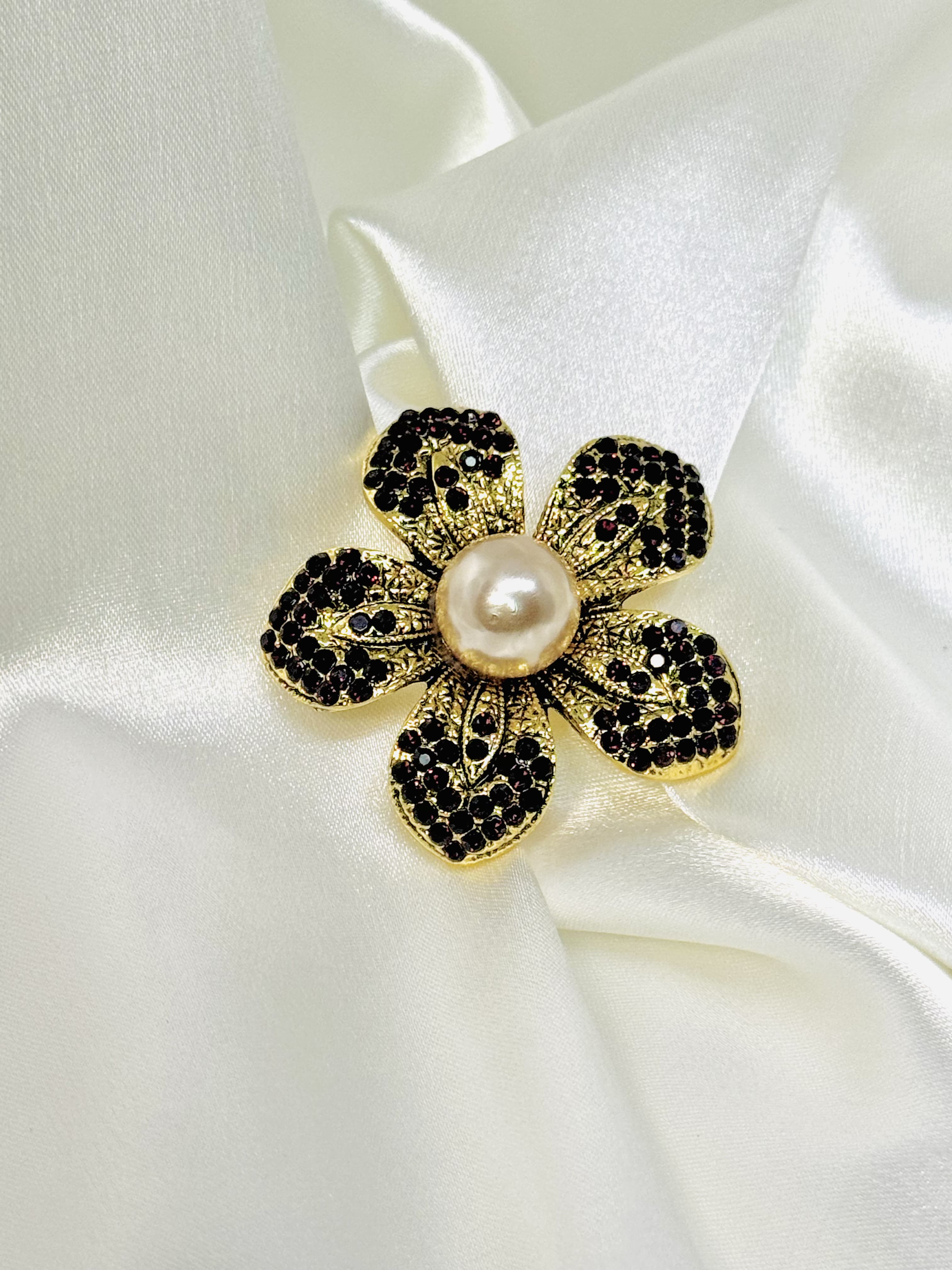 broche flor negra con perla