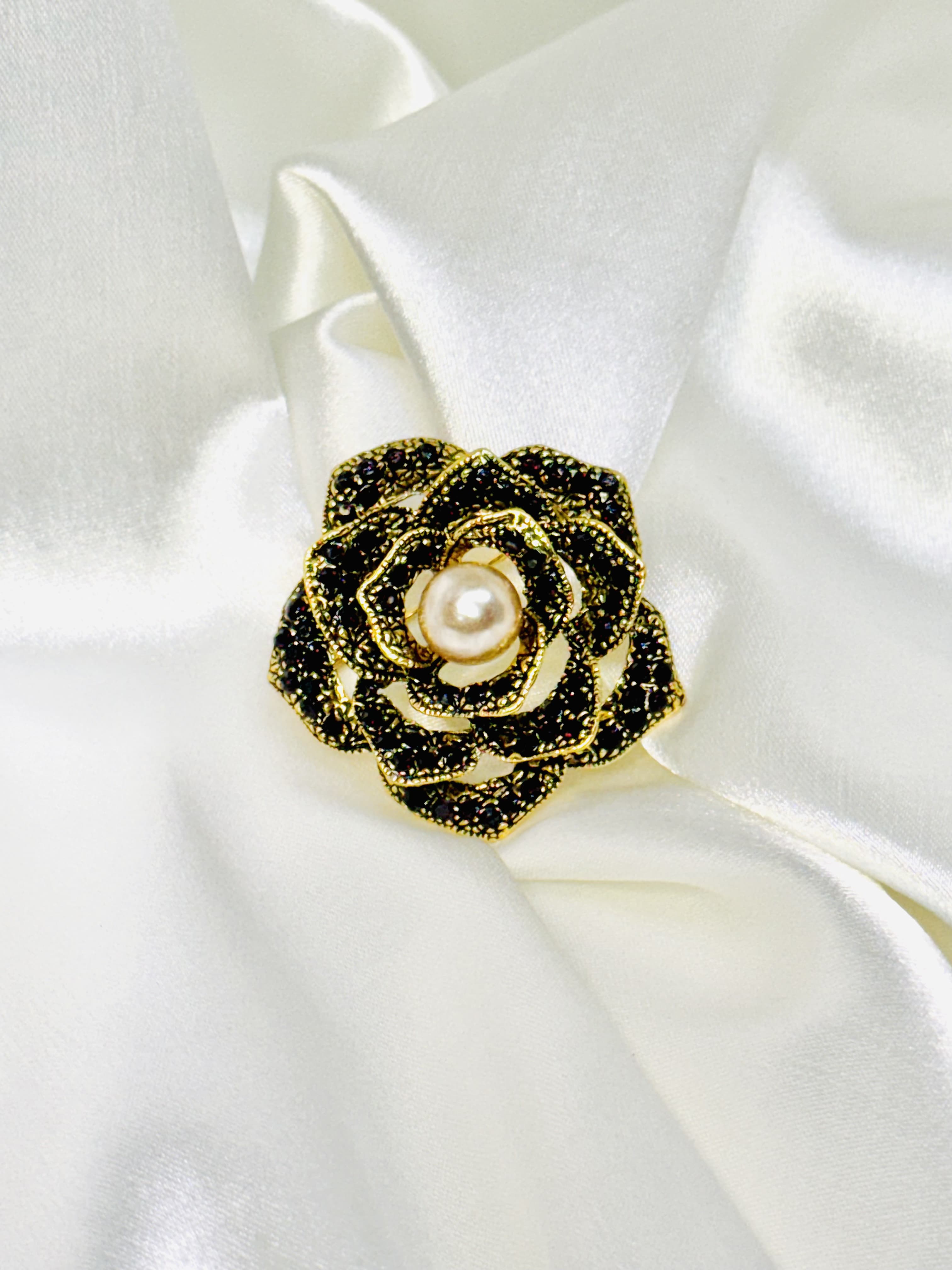 broche rosa negra