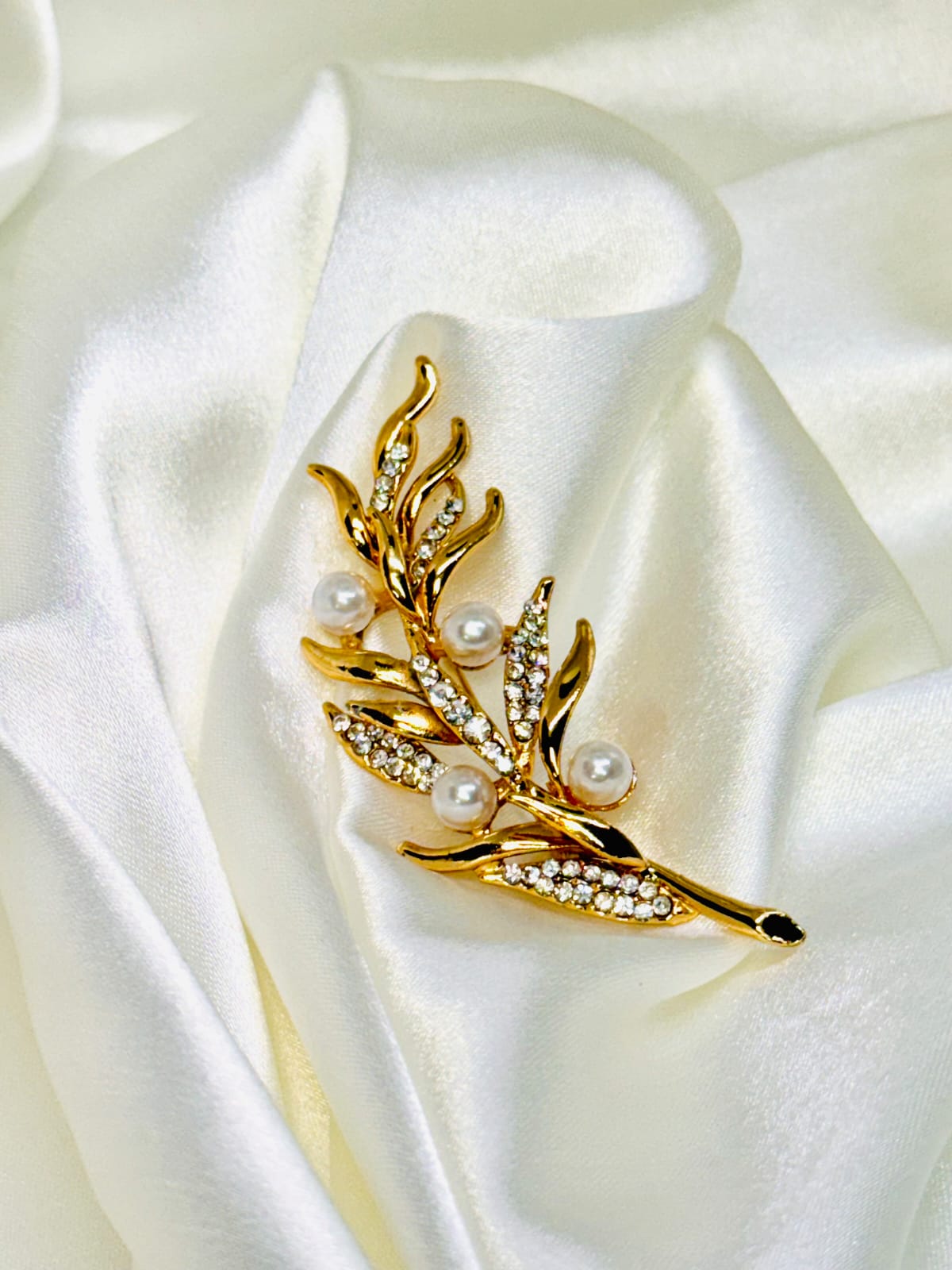 broche dorado largo