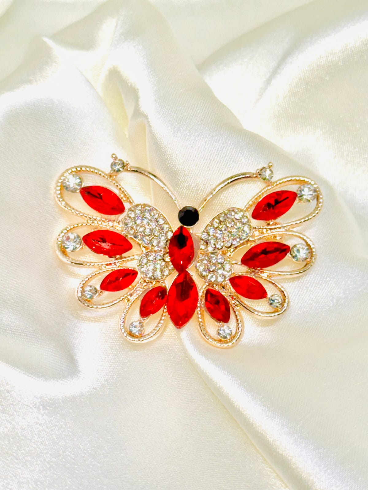 broche mariposa detalles rojos