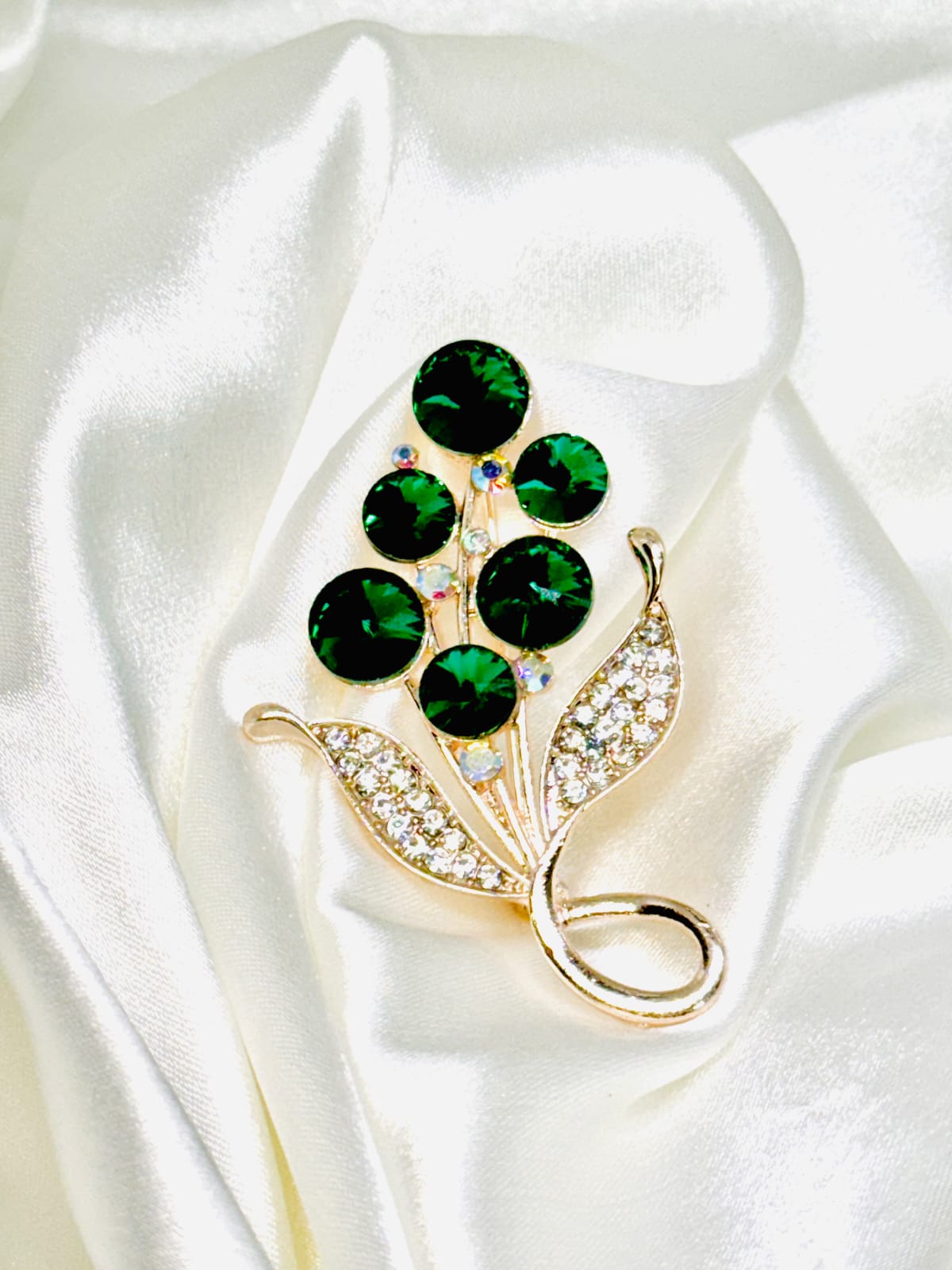 broche flor con detalles verdes