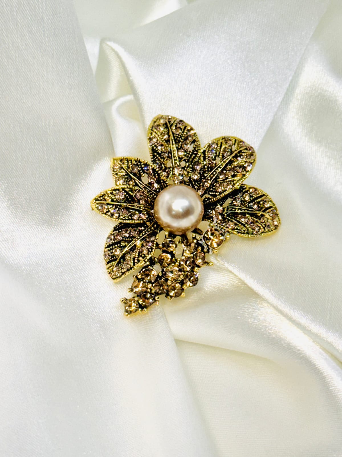 broche flower pearl