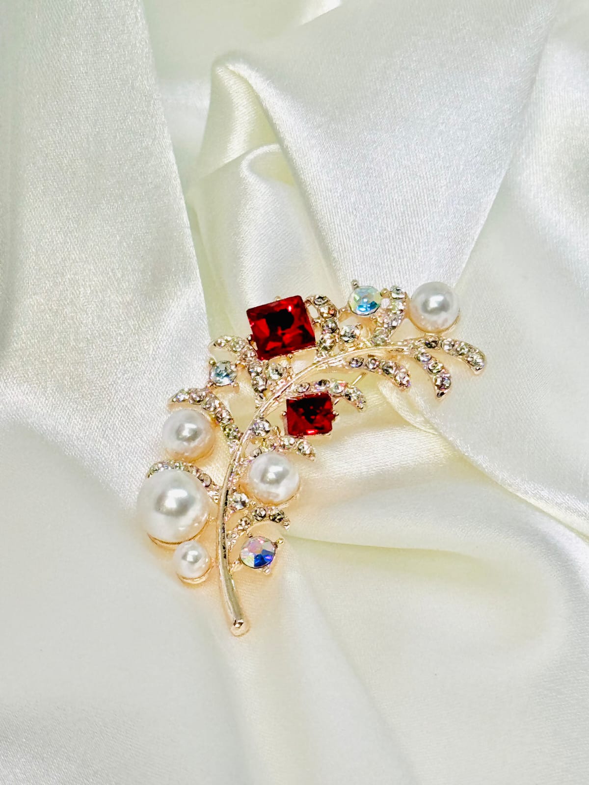 broche detalles rojos y perlas