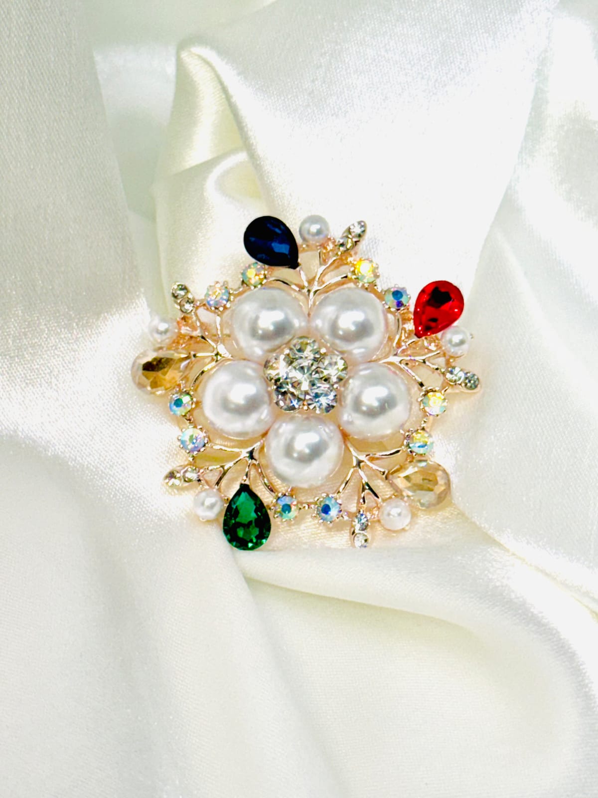 broche llamativo dorado
