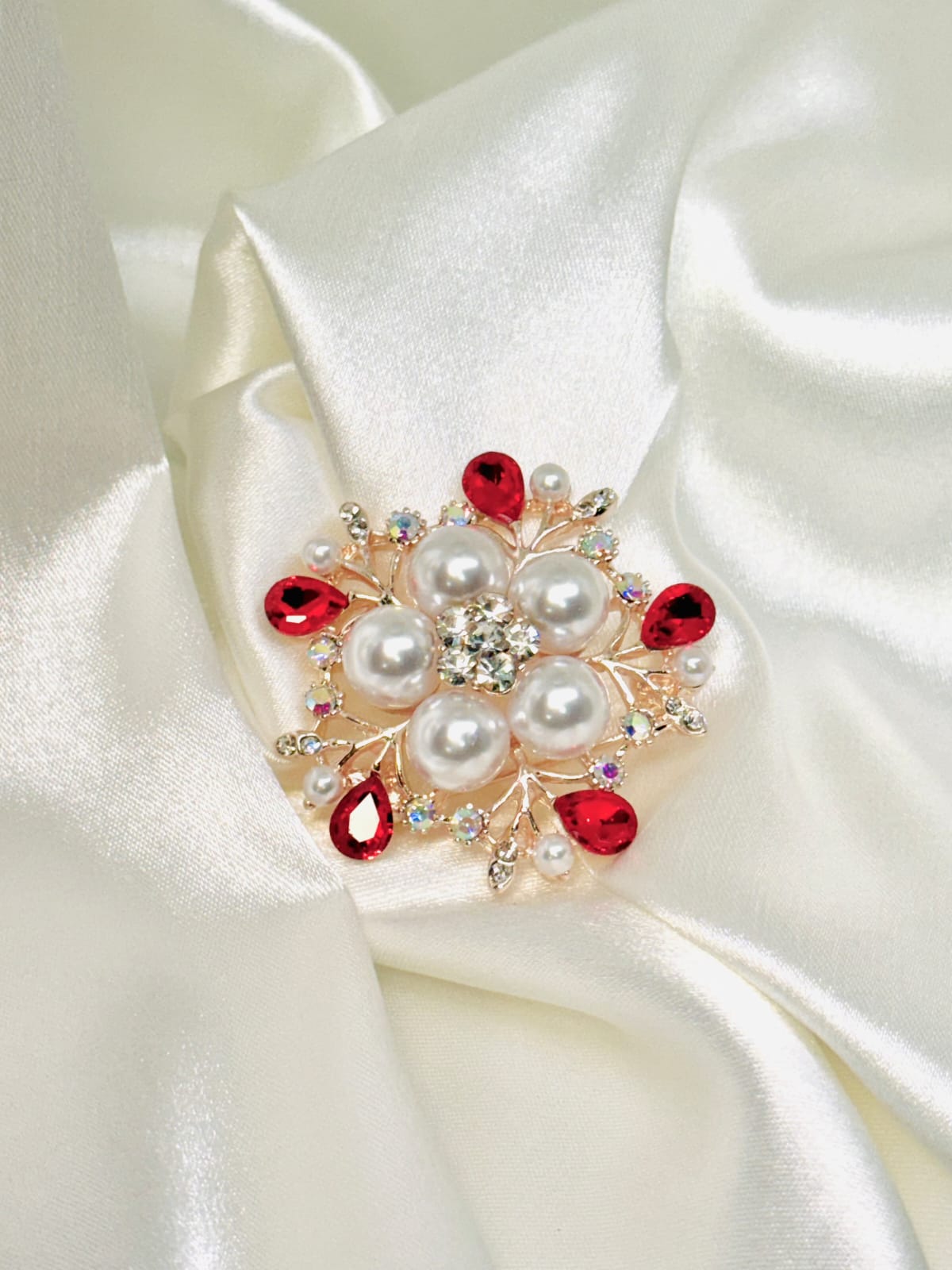 broche detalles rojos
