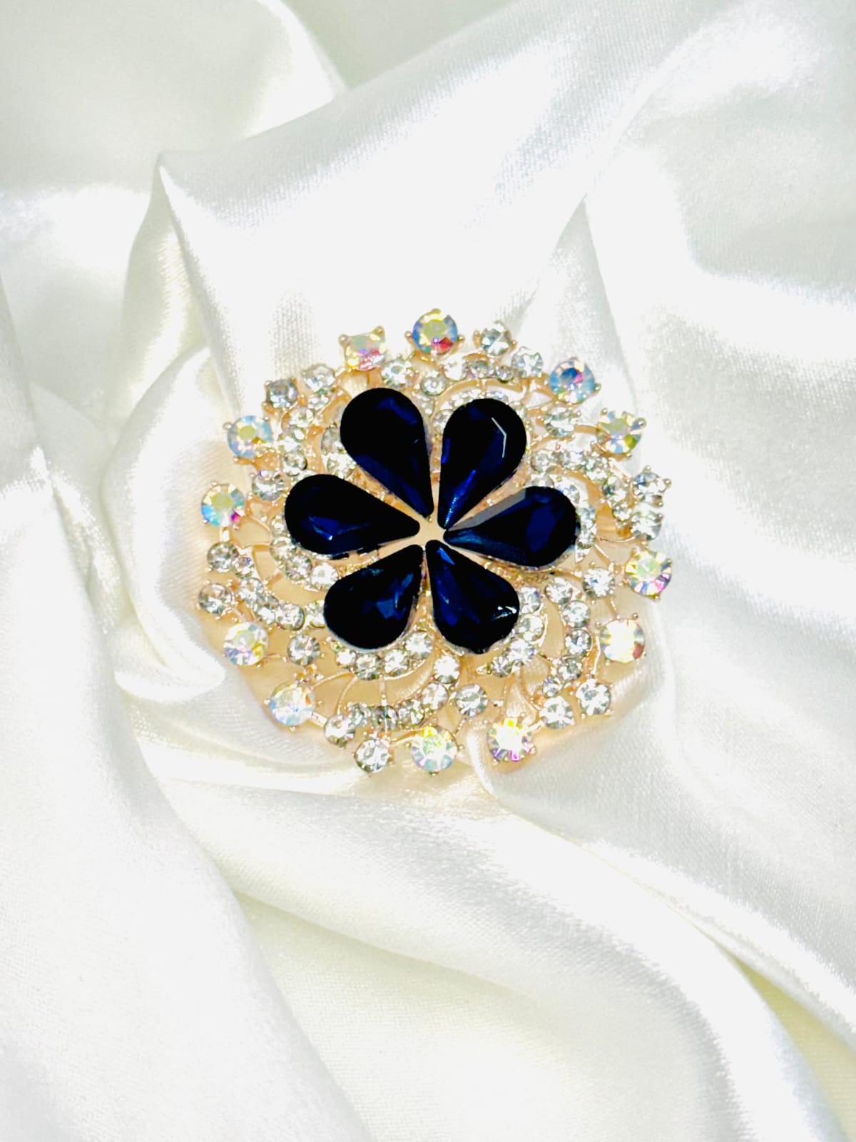 broche flor detalles negro