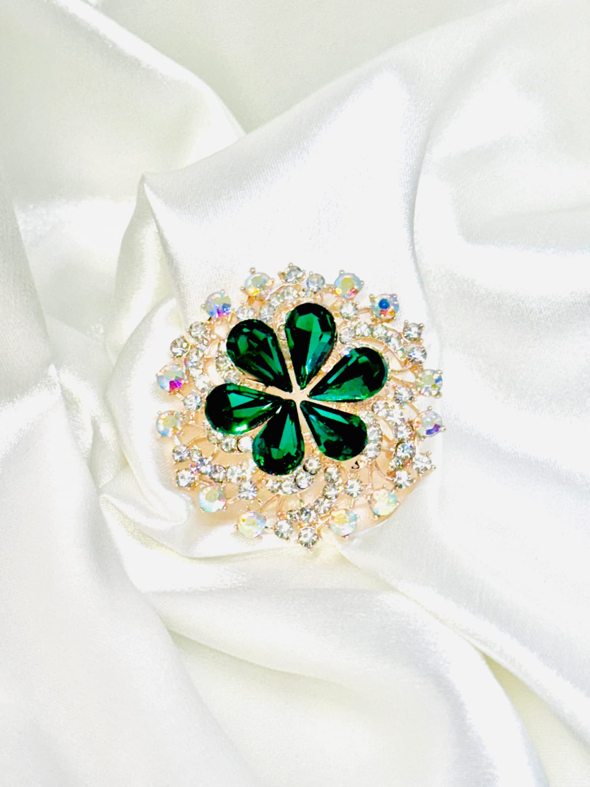 broche flor detalles verdes