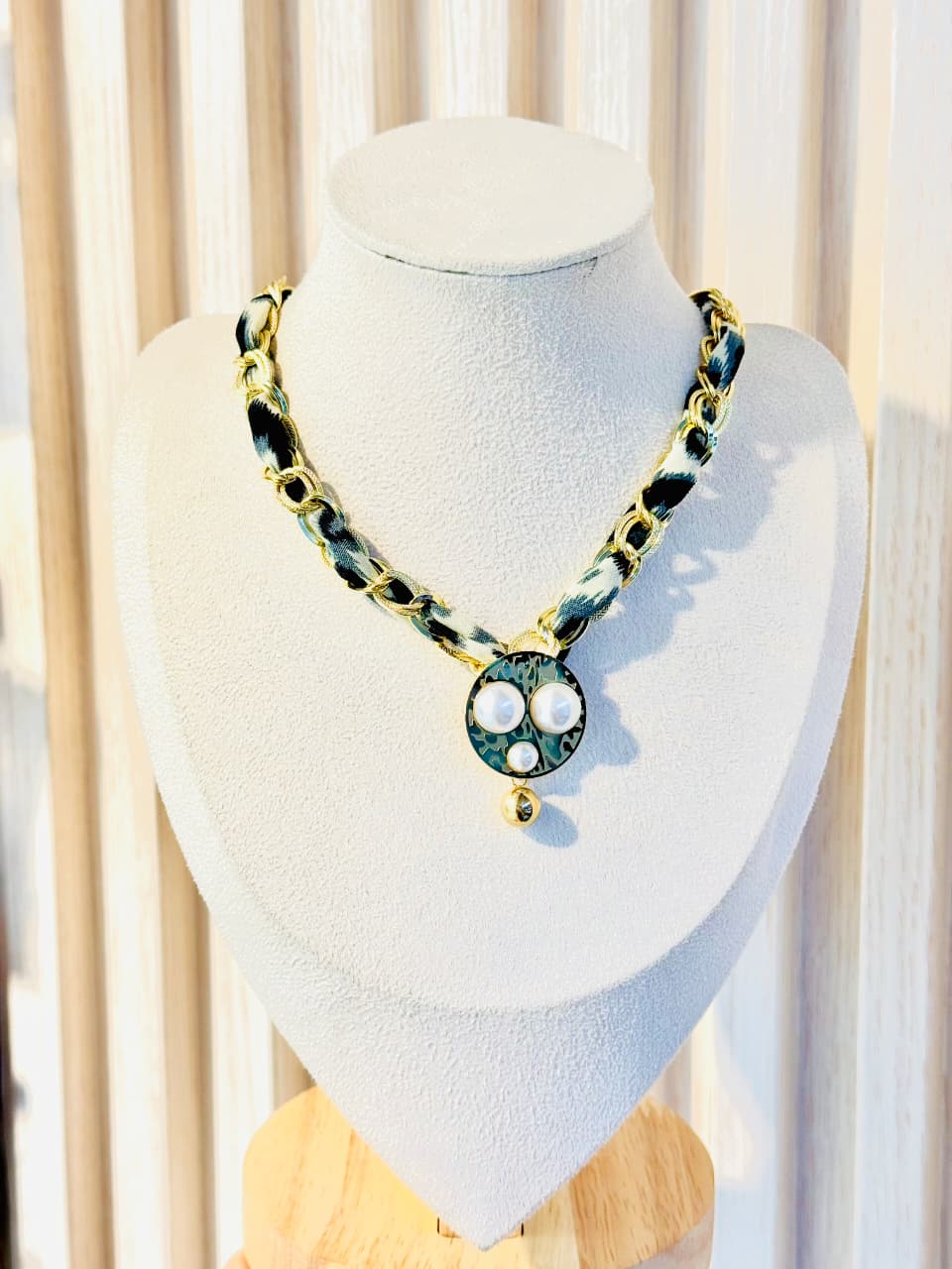 collar jaguaress