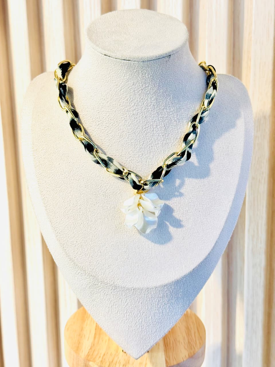 collar lynara