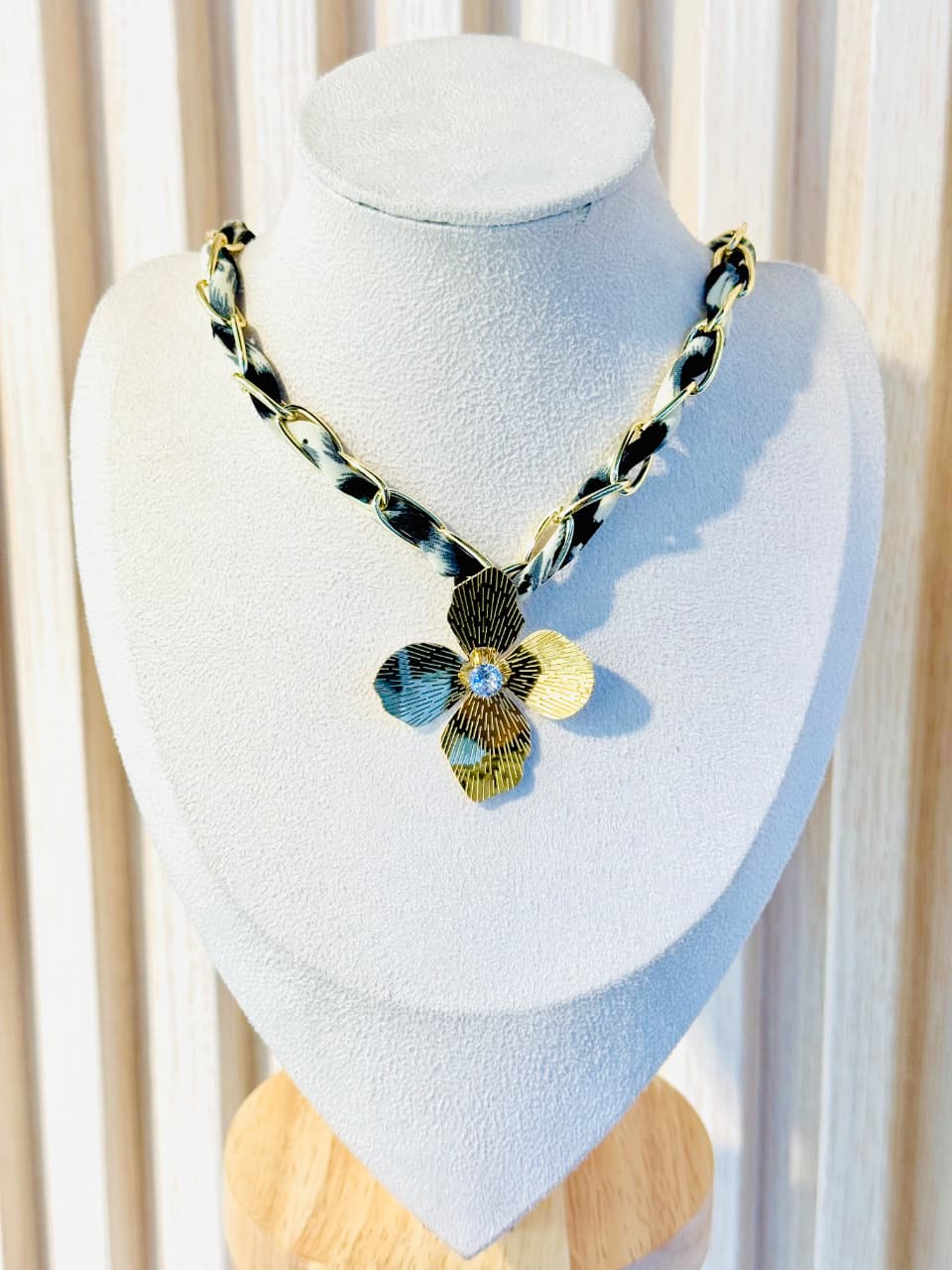 collar Leonae