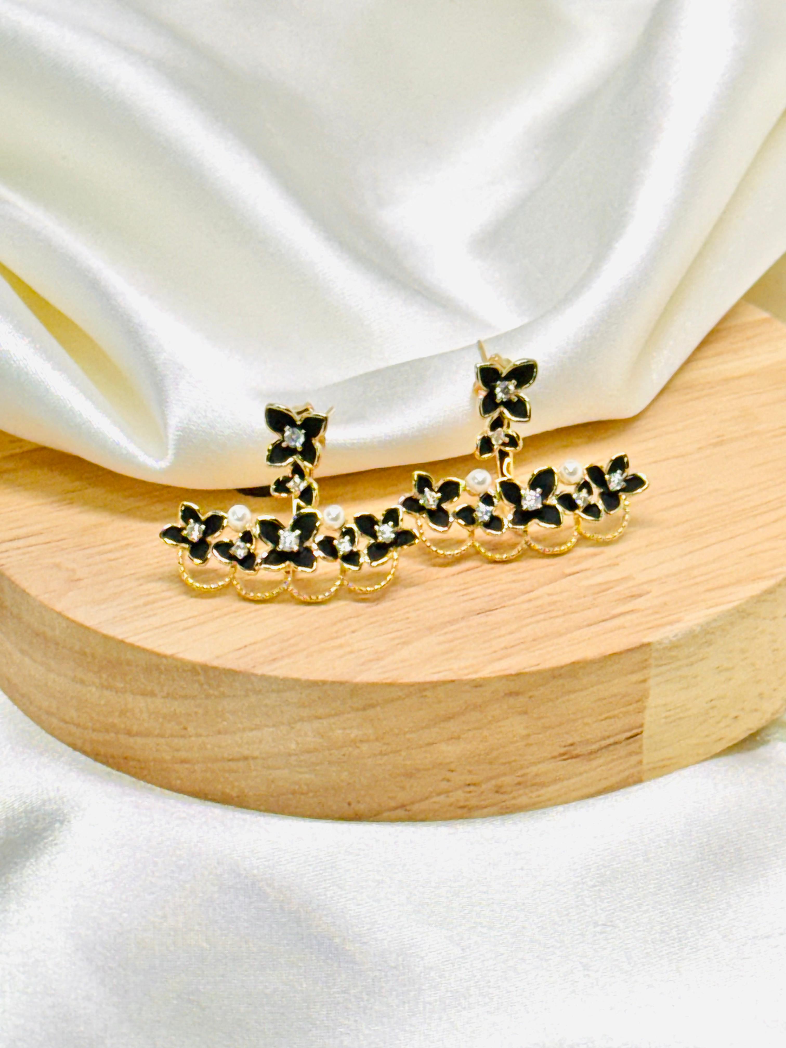 Aretes dorados rodio detalle negros