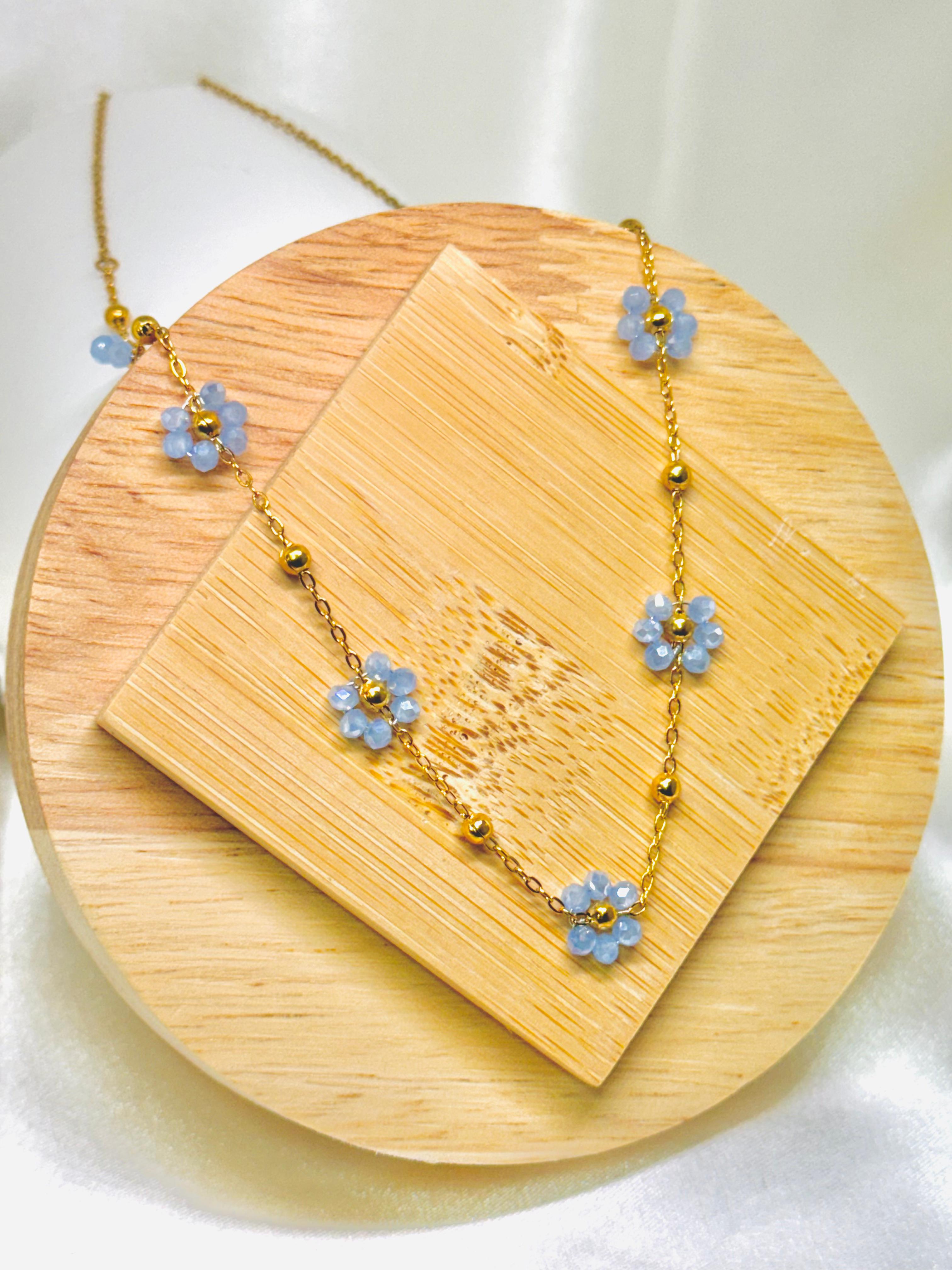 Collar flores celestes