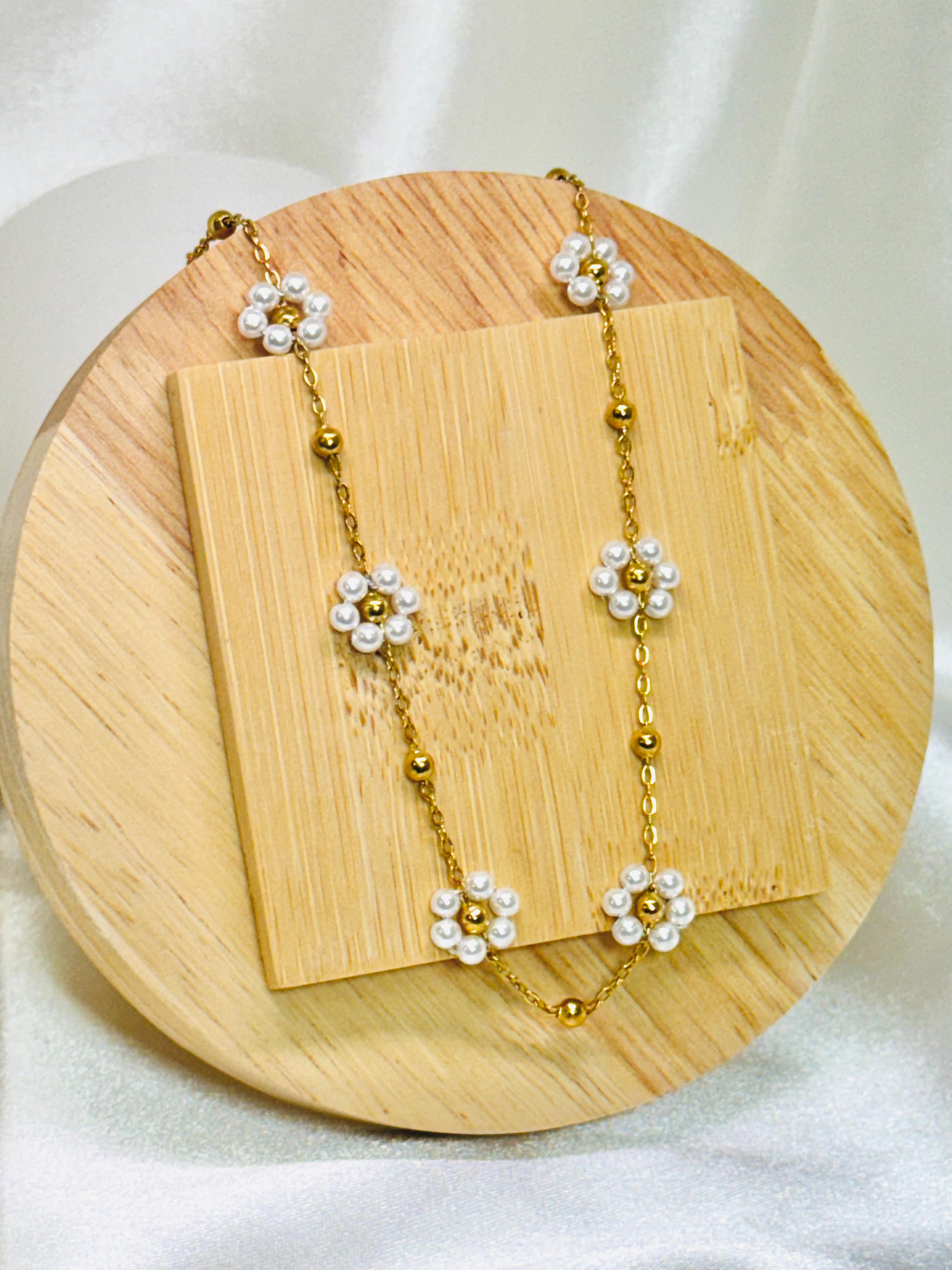 Collar flores blanco