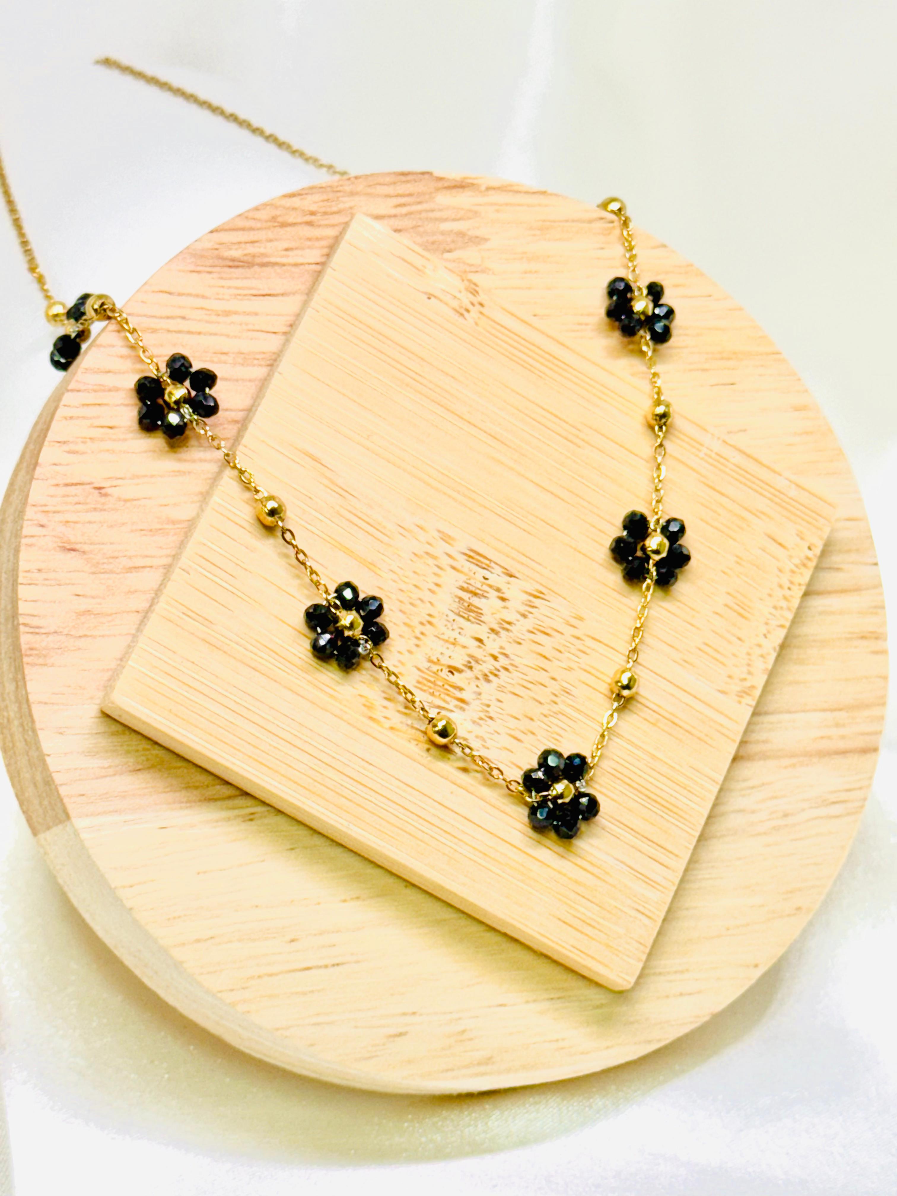 Collar flores negras