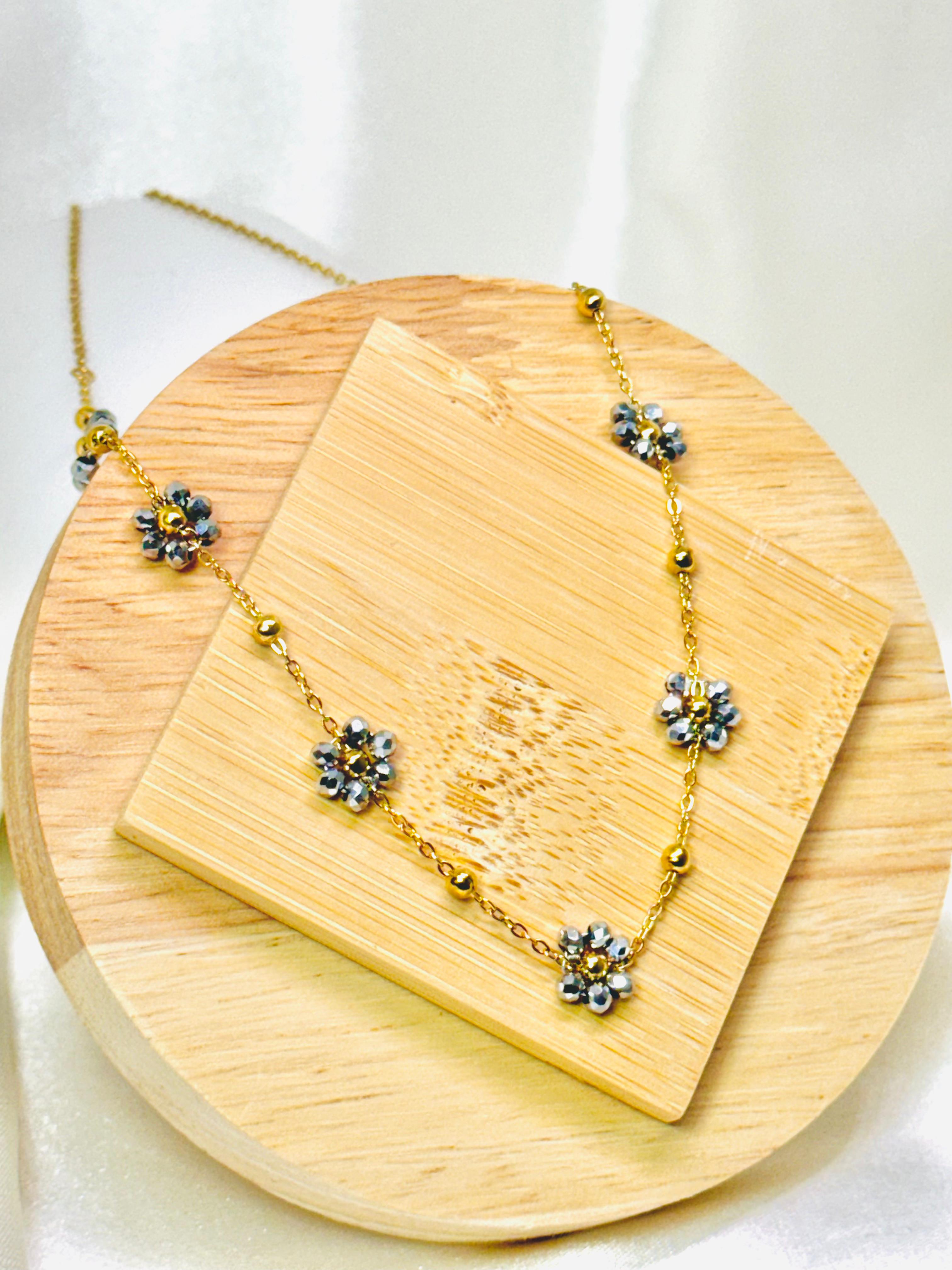 Collar flores grises
