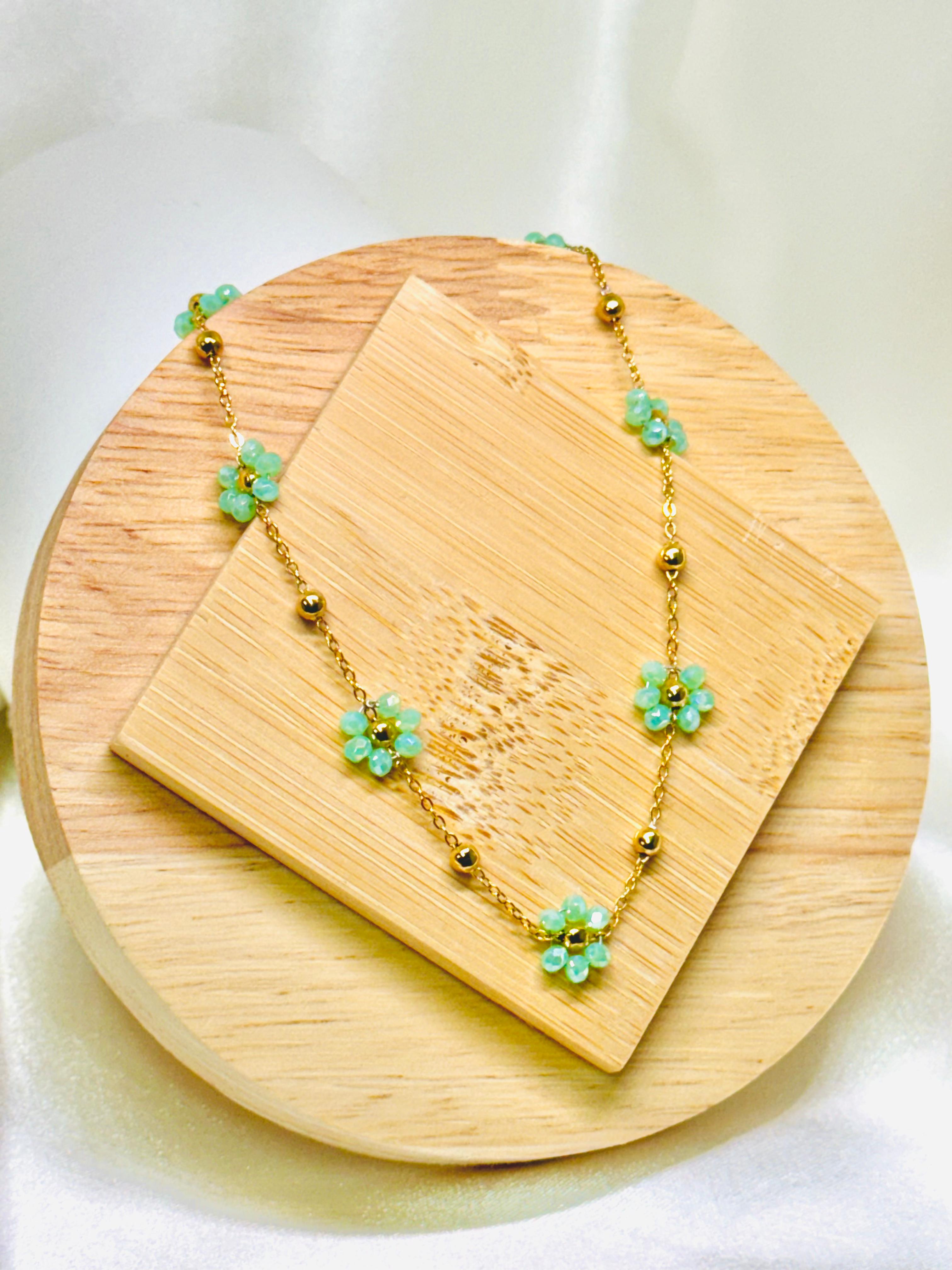 Collar flores verde agua