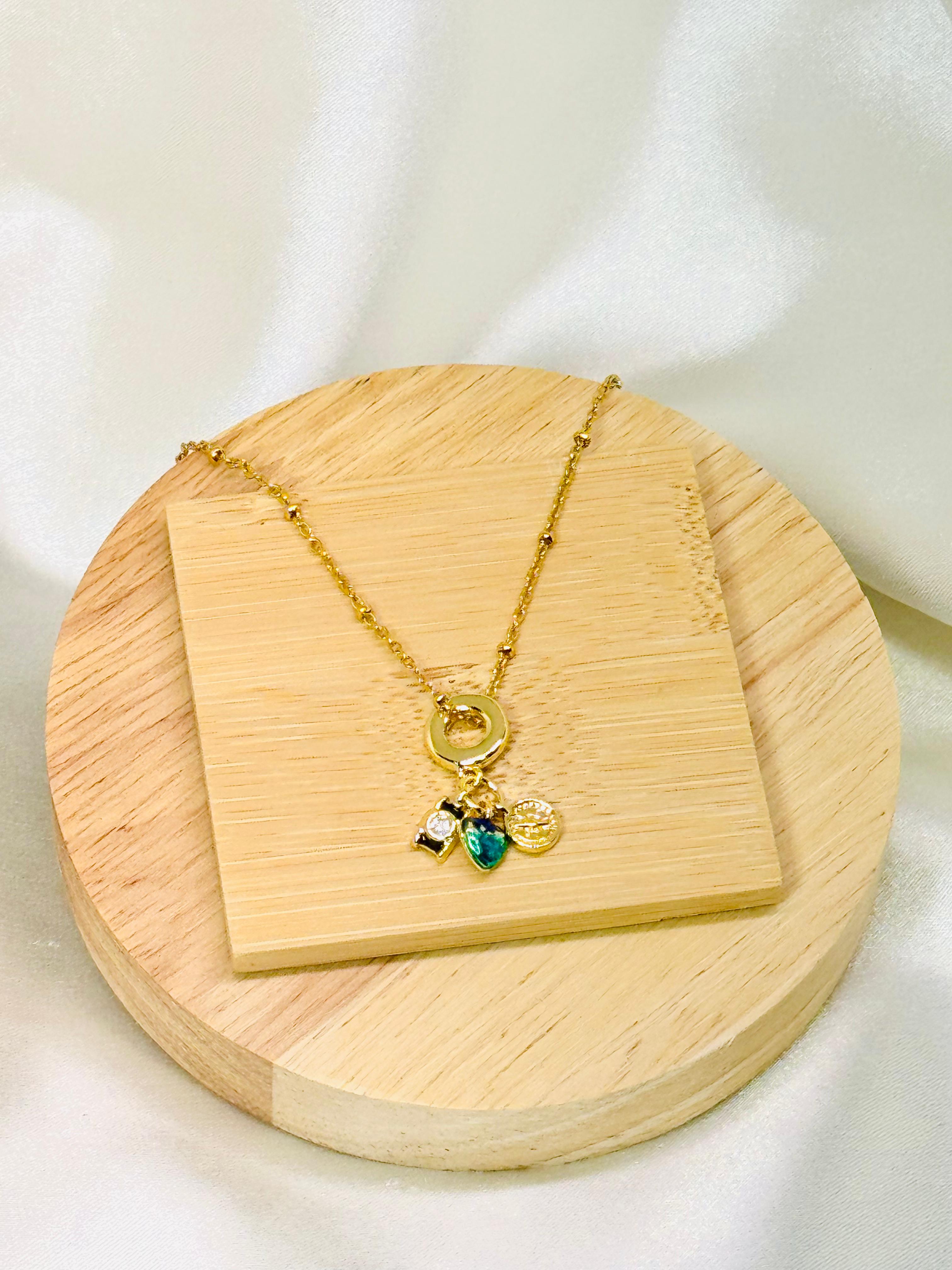 Collar dorado dijes