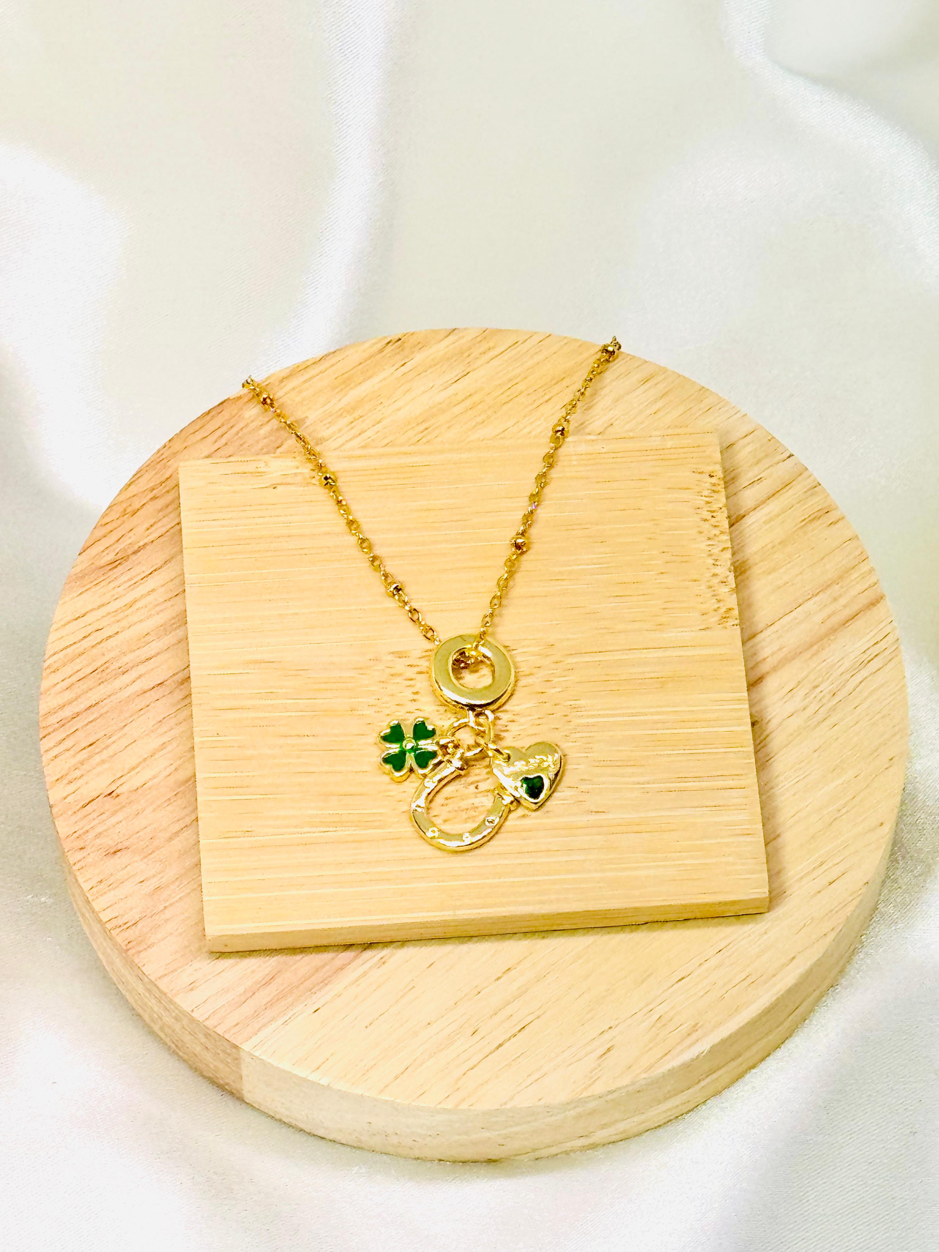 Collar dorado dijes lucky
