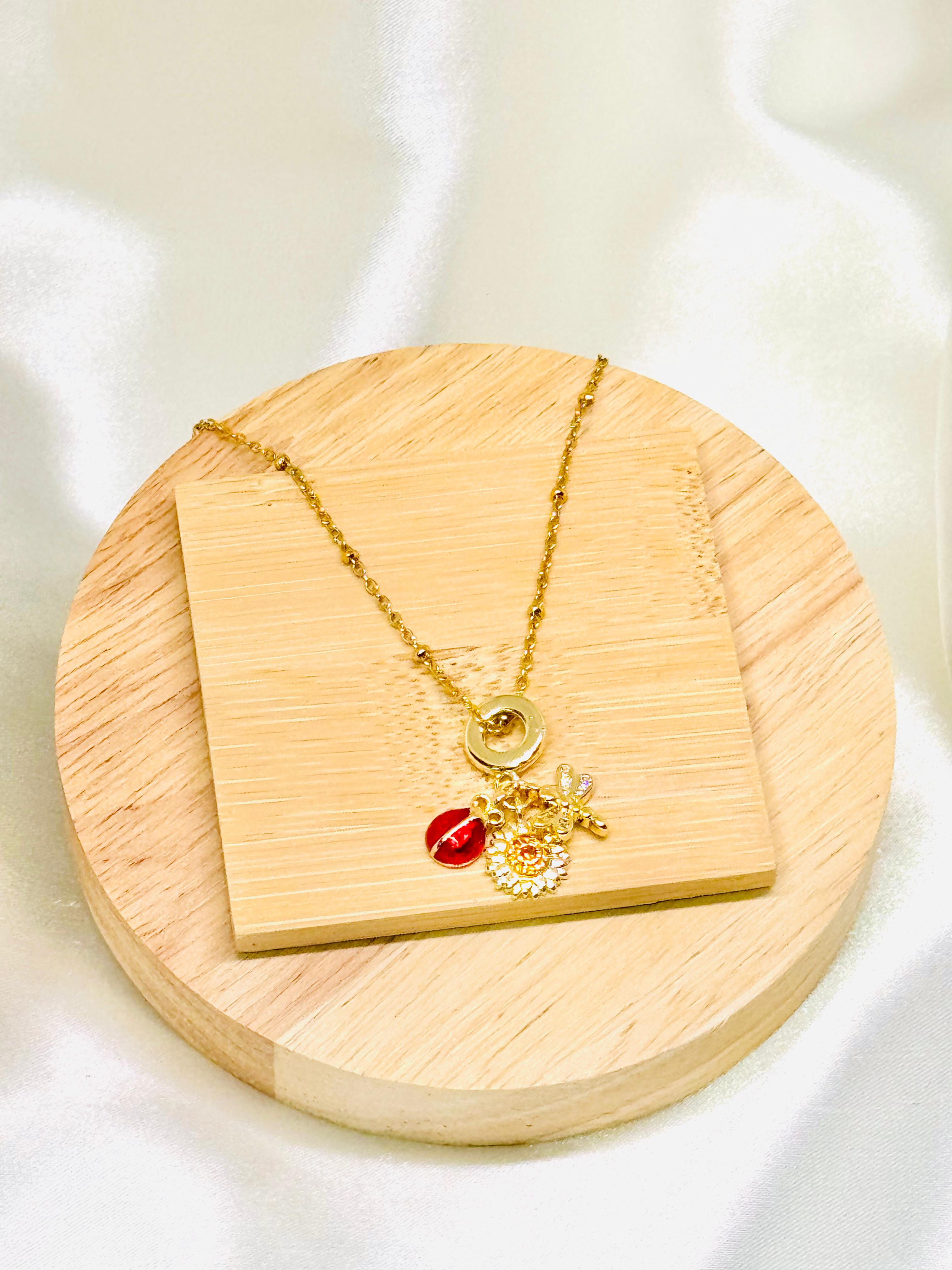 Collar dorado dijes