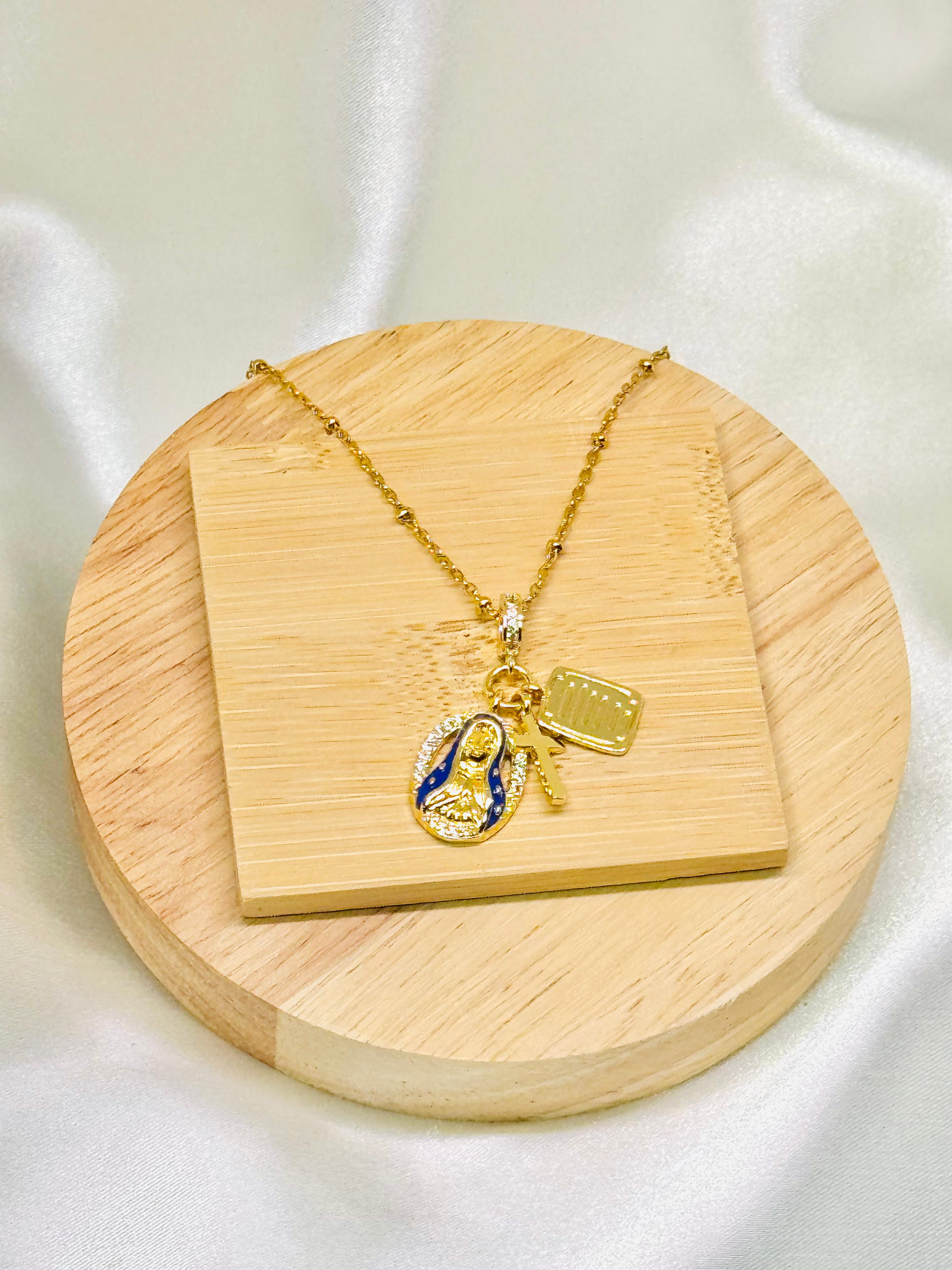 Collar dorado dijes Virgencita