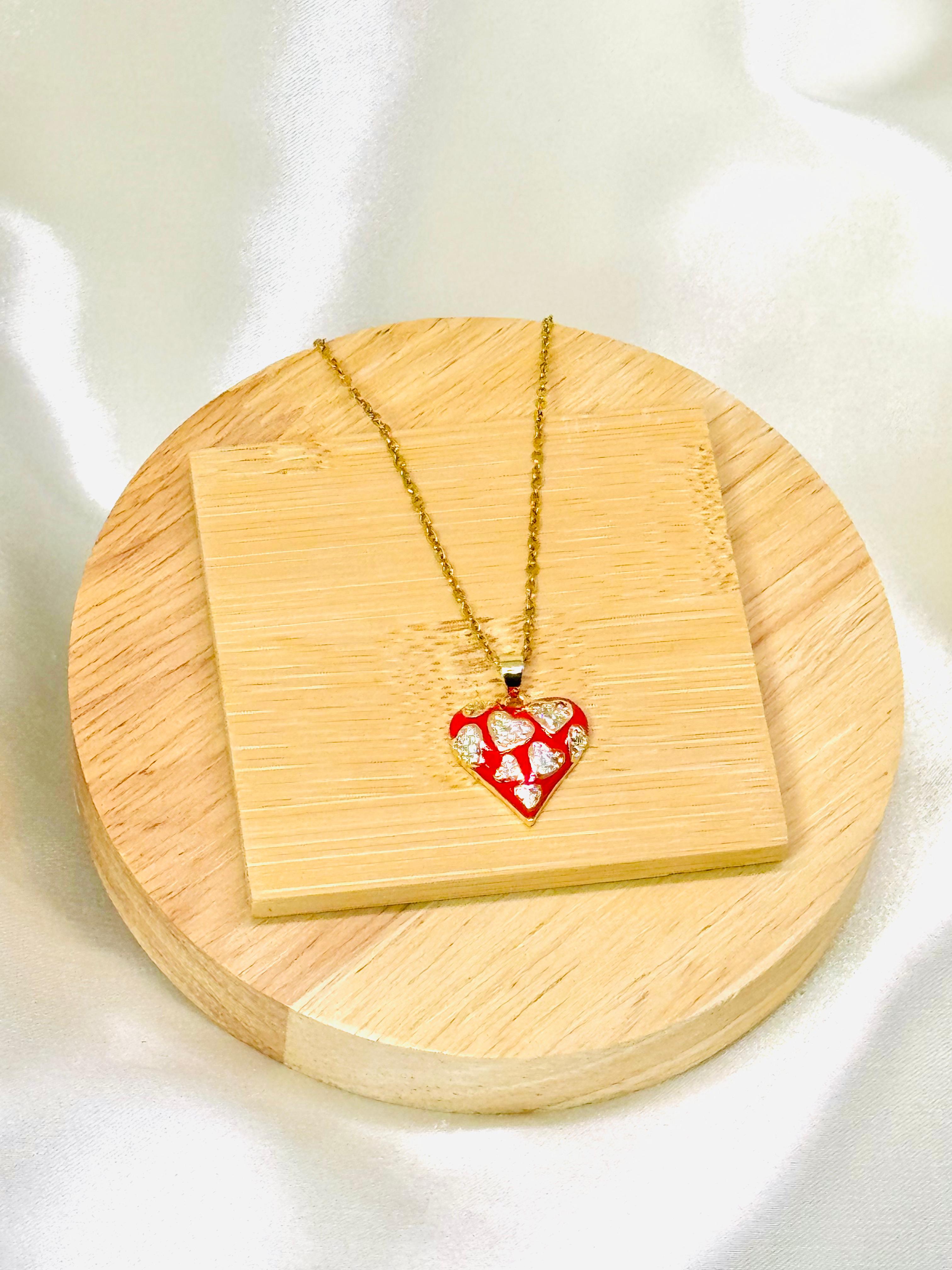 Collar corazón dorado detalles