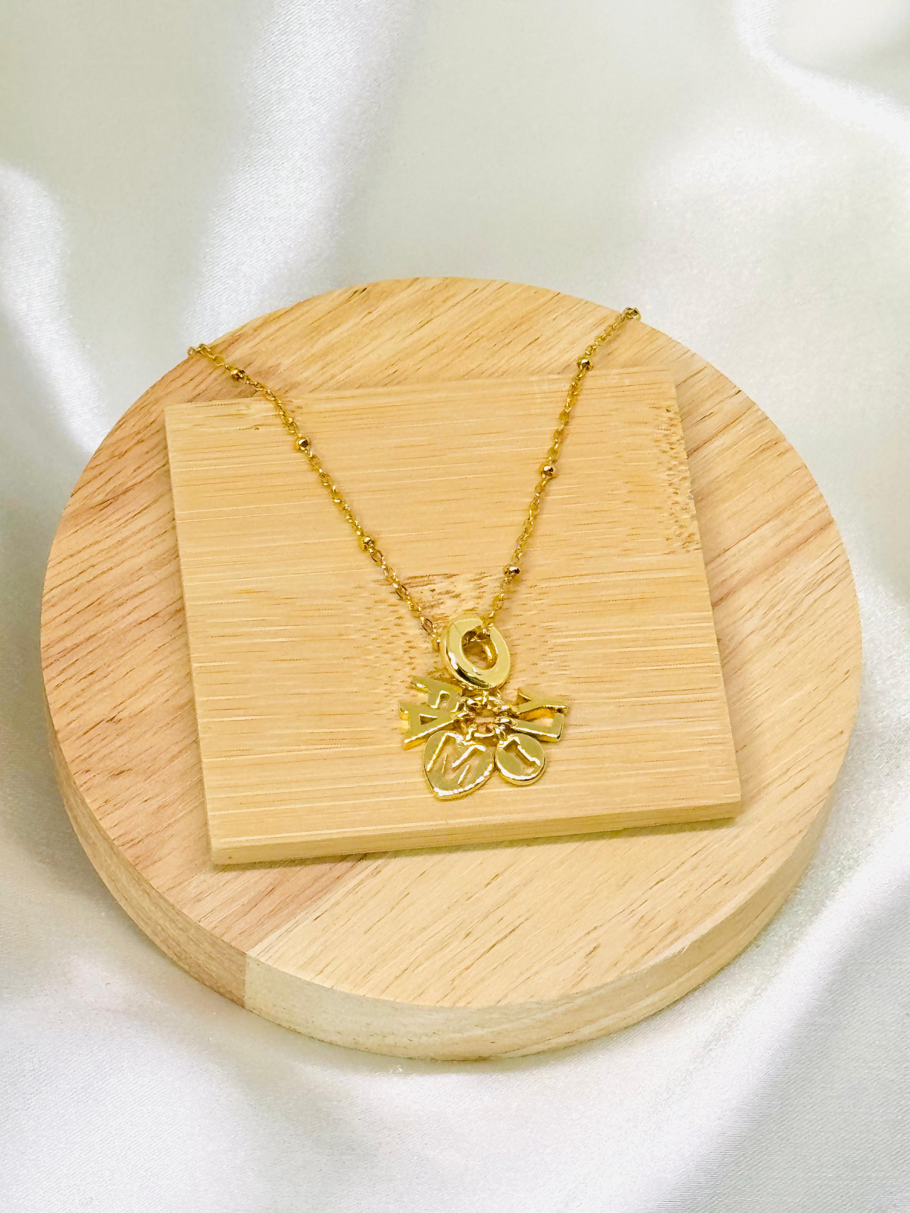 Collar dorado letras
