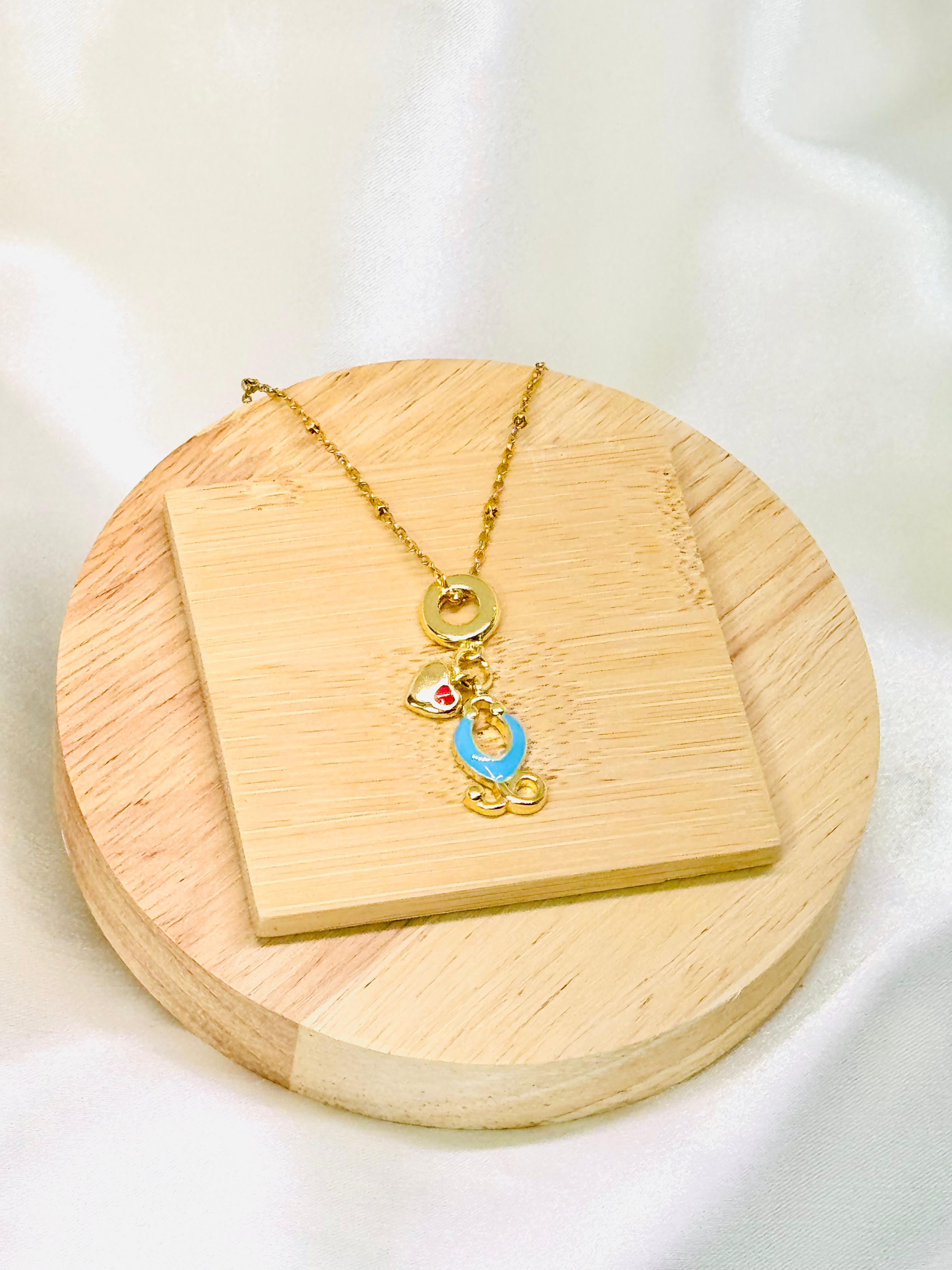 Collar dorado detalles dijes