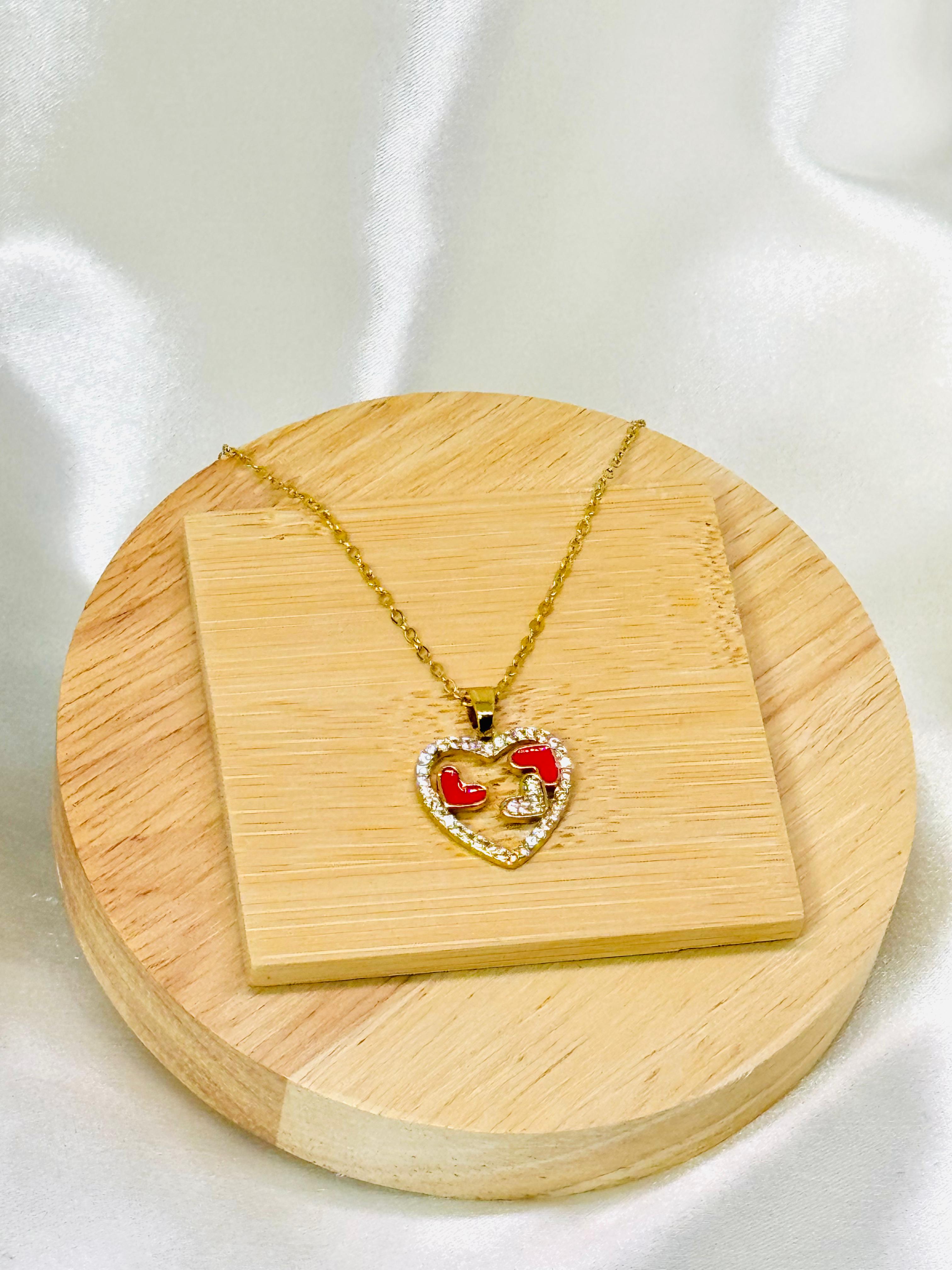 Collar dorado de corazones